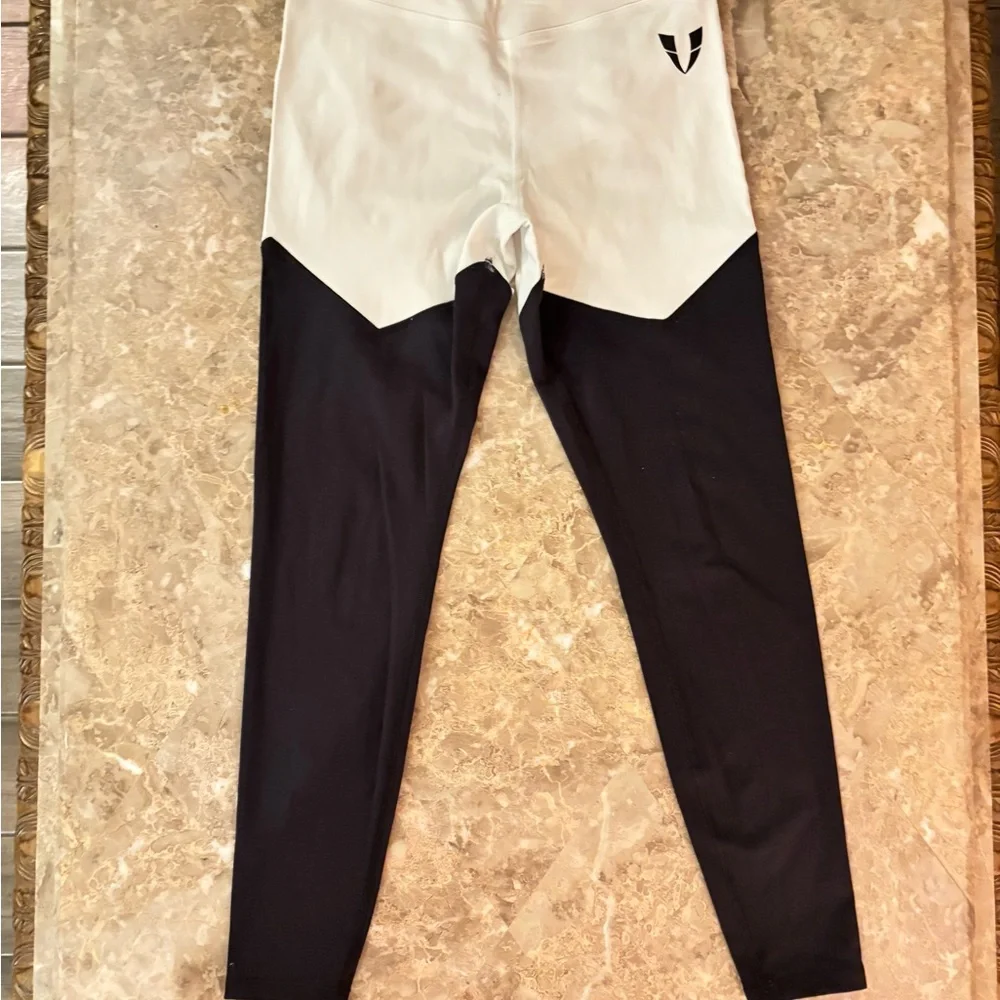 FIRM ABS Stylish White and Black Women's Workout Outfit - Picture 5 of 7